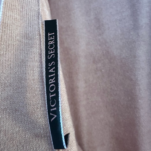 Light pink, Victoria’s Secret sweater detail on - Picture 1 of 3